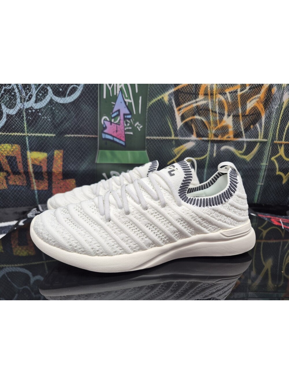 APL Youth TechLoom Wave Ivory Iron Ribbed Running Shoes Youth 4Y or women's 5.5W
